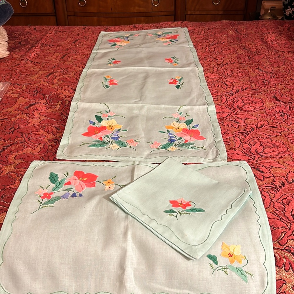 Runner, 8 placemats and 8 napkins